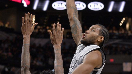 Leonard anota 20 y Spurs siguen invictos en casa