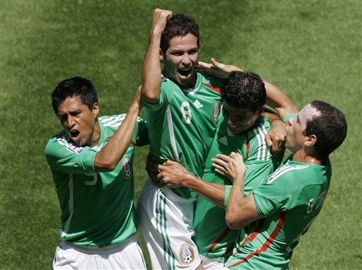 Mundial: México vence 2-1 a EEUU y se mete en pelea