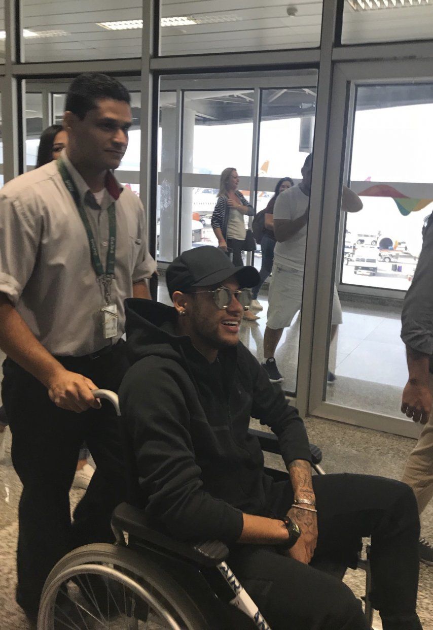 Neymar deja hospital tras exitosa cirugía de pie derecho