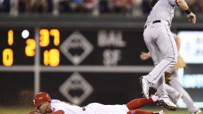 Howard batea grand slam y Filis ganan 10-6 a Rockies