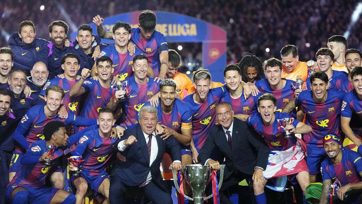 Ronald Araujo levanta el título del FC Barcelona de LaLiga