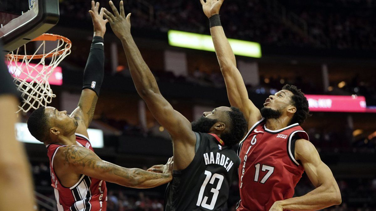 Harden y Westbrook ayudan a que Rockets apaleen a Blazers