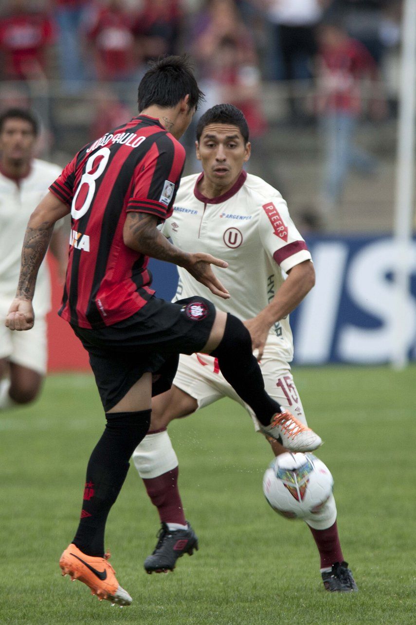 Paranaense golea a Universitario y lidera Grupo 1