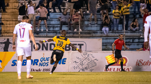 Carlos Small marcó el gol de la victoria del Real España ante Olimpia