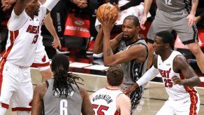 Nets vencen 98-85 al Heat con ayuda de Harden y Durant