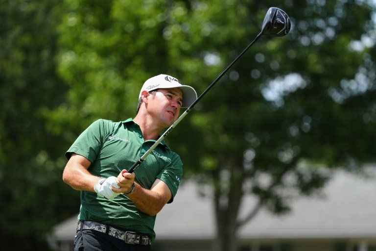 Spieth resbala, McIlroy se mantiene y Harman se apodera de la cima