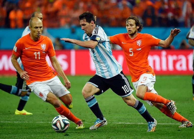 Robben y Messi estuvieron grises, como el partido