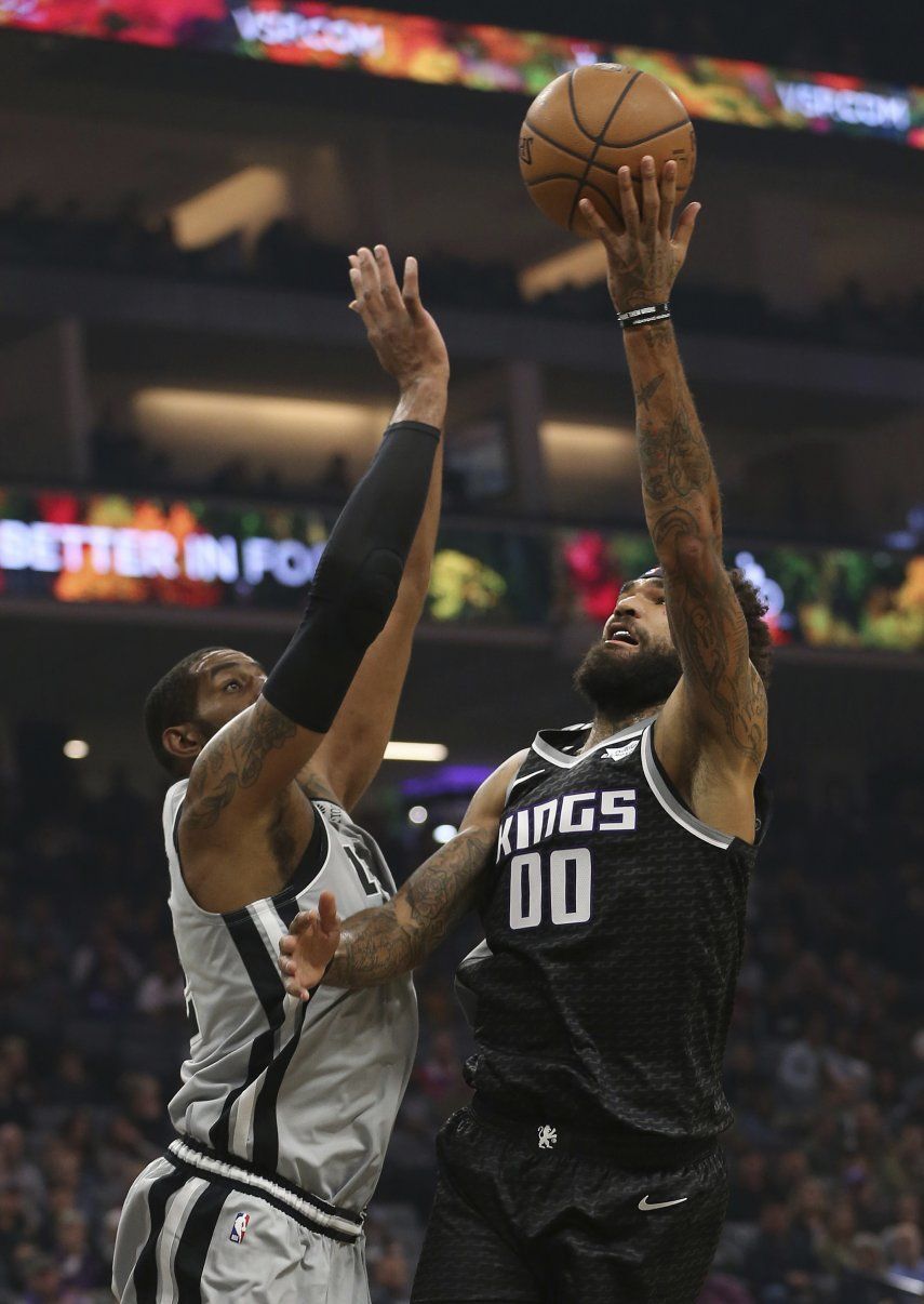 Kings cortan racha de 14 derrotas ante Spurs