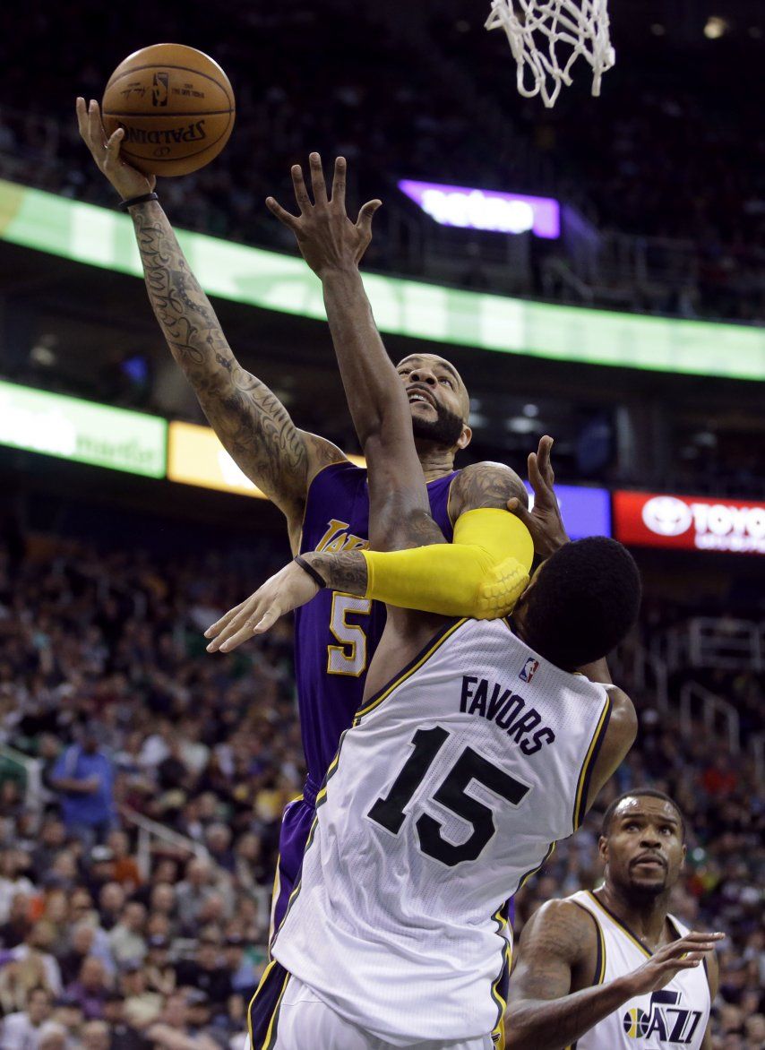 Clarkson lidera a los Lakers en triunfo 100-97 sobre el Jazz