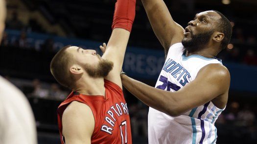 Jefferson y Hornets vencen a Raptors