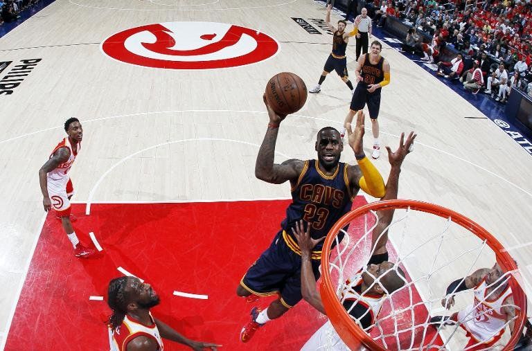 LeBron carga con los Cavs para aplastar a Hawks en playoffs de la NBA