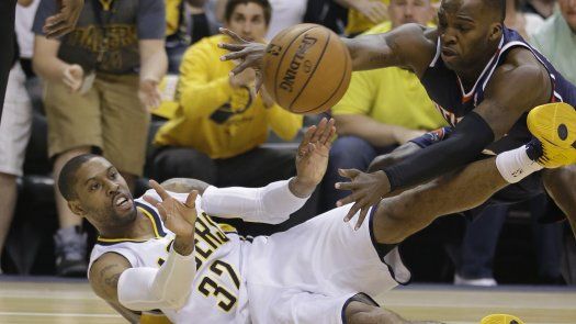 }Pacers despiertan y empatan serie con Hawks