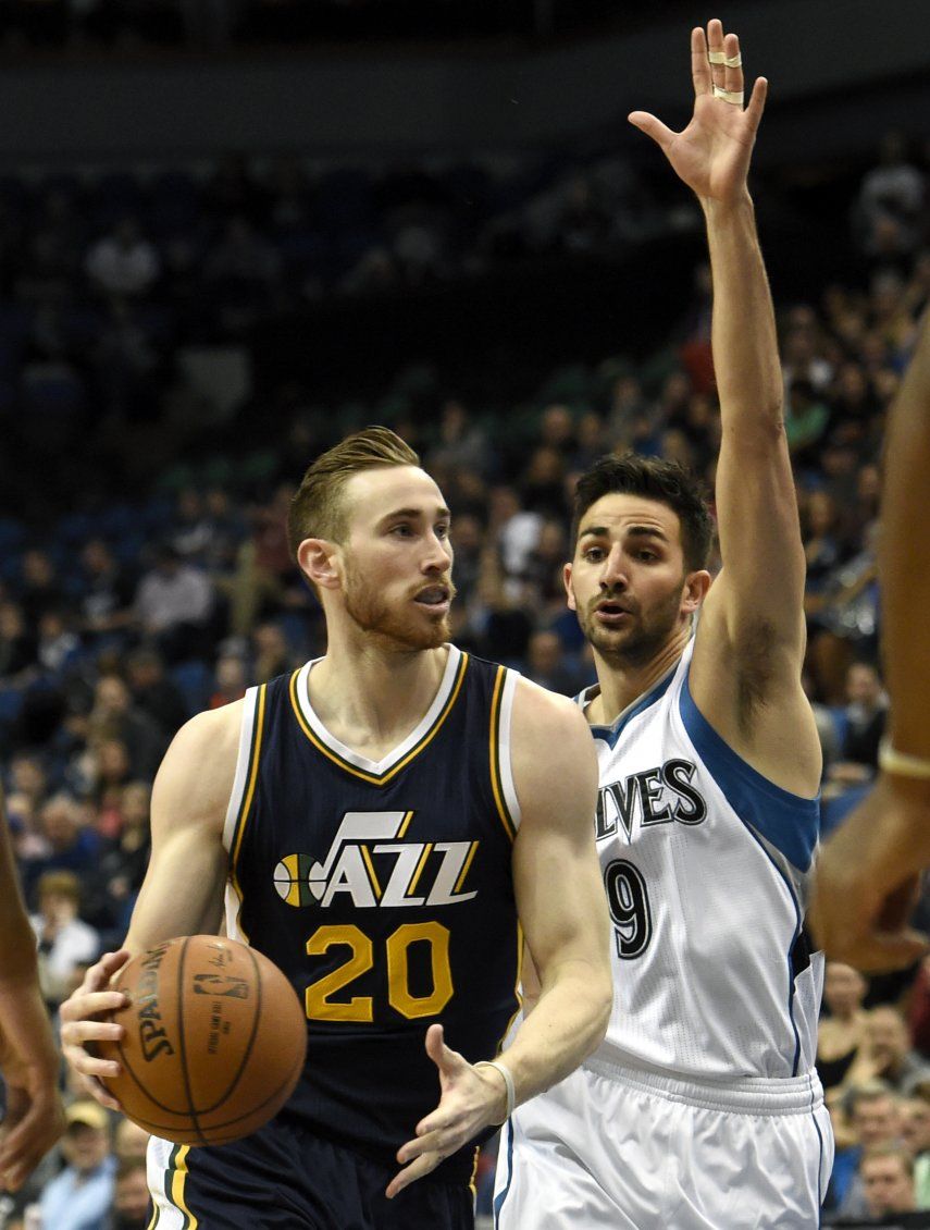 Hayward y Jazz liquidan a Wolves en el 4to periodo