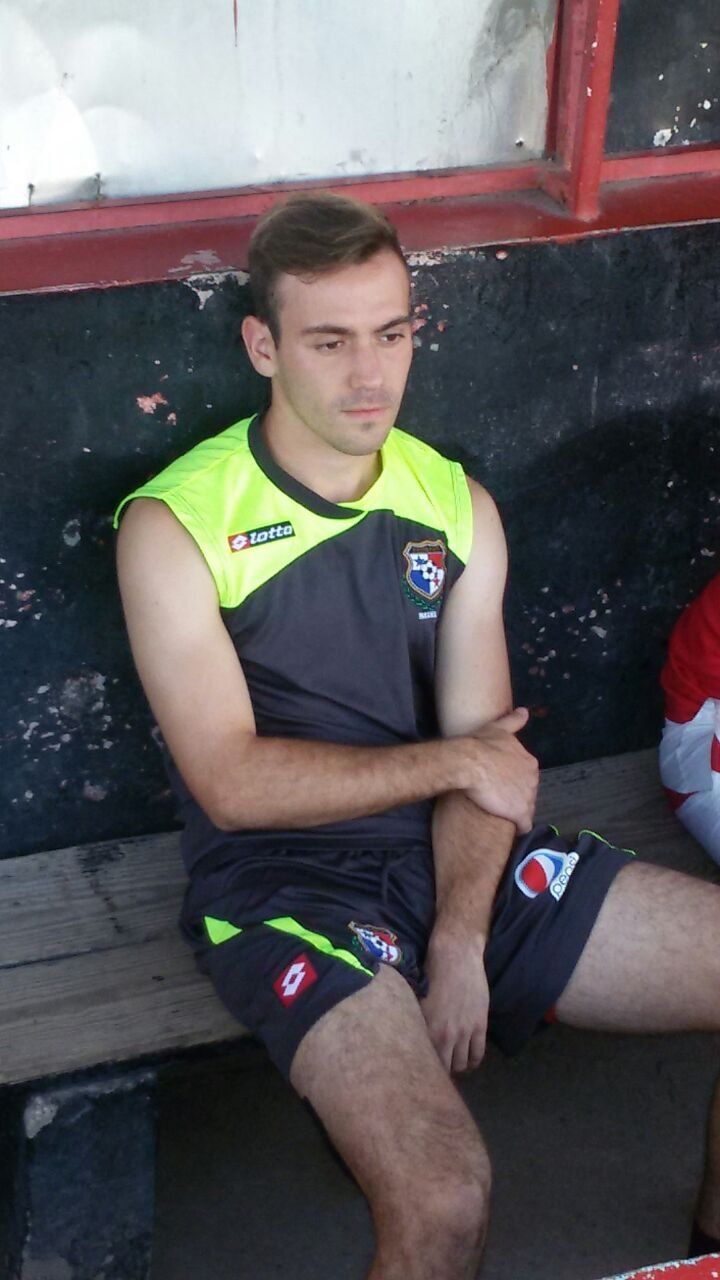 Francisco Narbón con distensión muscular, evaluarán su regreso día a día