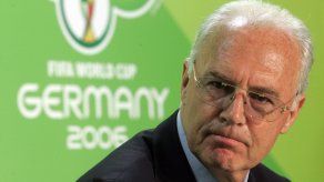 Fiscalía interroga a Beckenbauer en caso de fraude