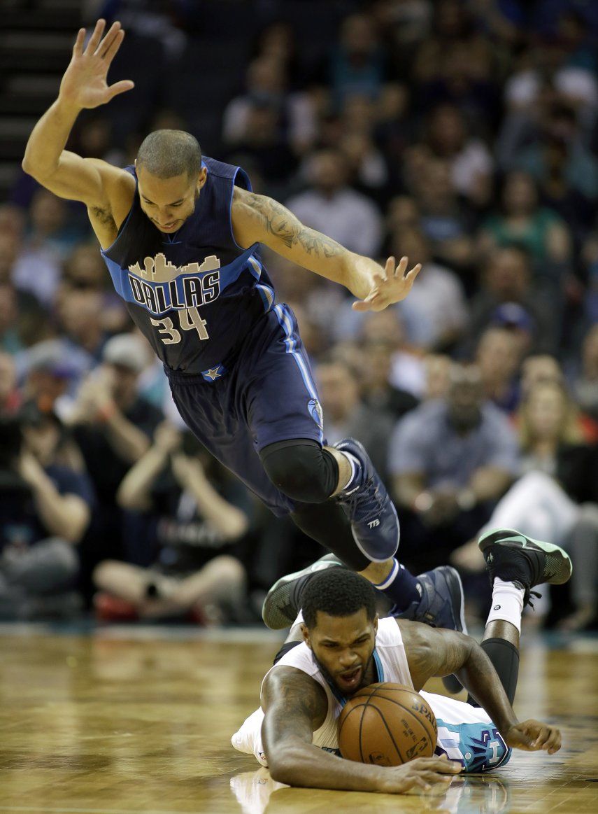 Mavericks rompen la racha de siete victorias de Charlotte