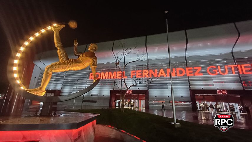 Estatua de Luis Matador Tejada ubicada en el estadio Rommel Fernández Gutiérrez