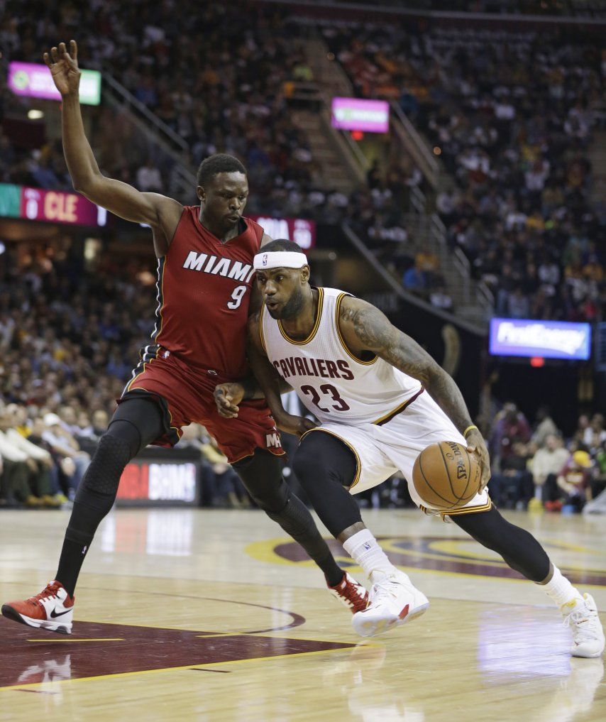 LeBron y los Cavs superan al Heat, suman 14to triunfo de 15