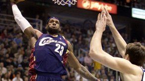 LeBron James nuevamente lleva al triunfo al Jazz