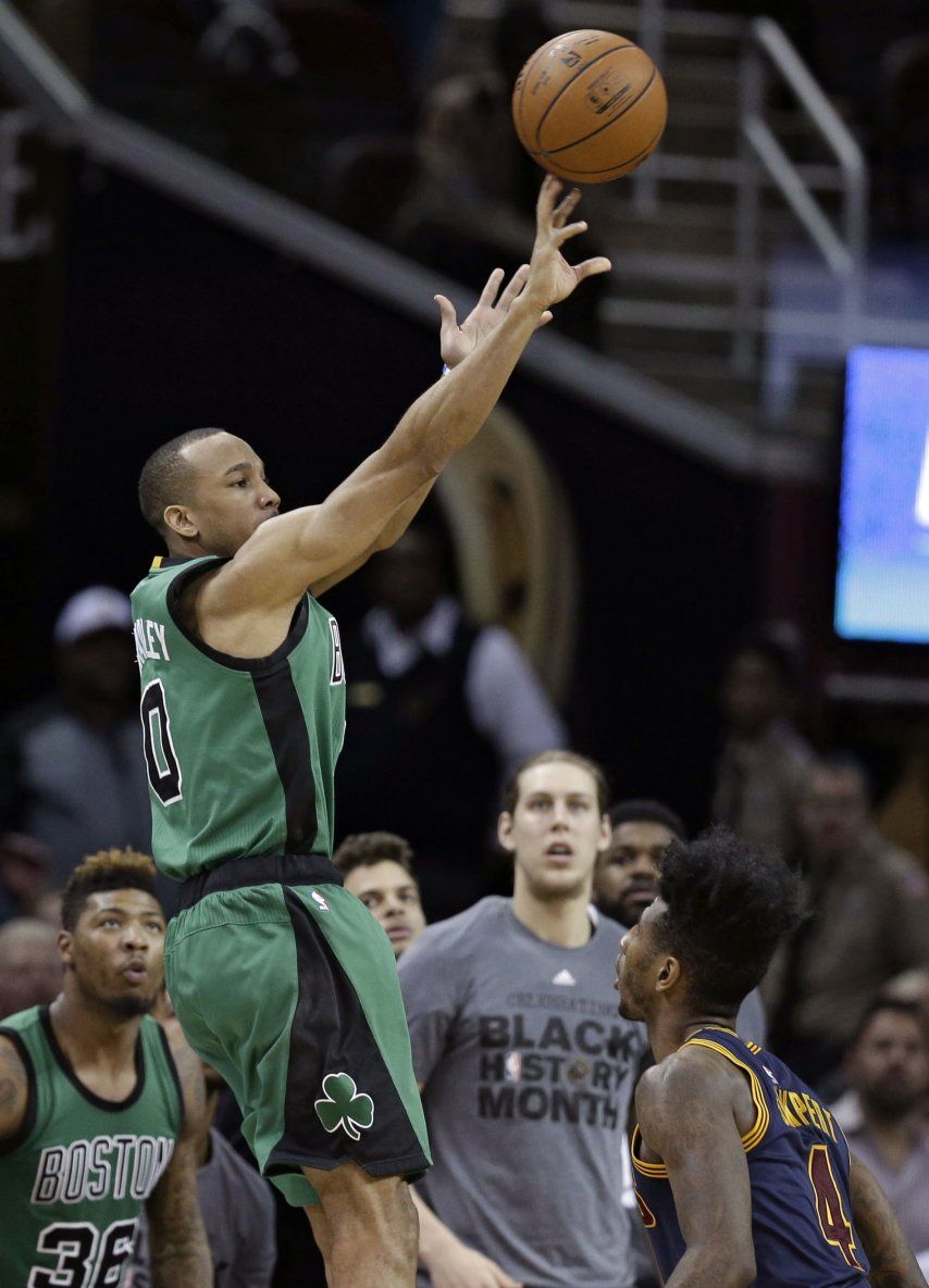 Bradley define con triple y Celtics sorprenden a Cavaliers