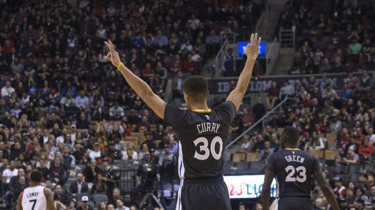 Curry anota 44 y Warriors mejoran a 21-0
