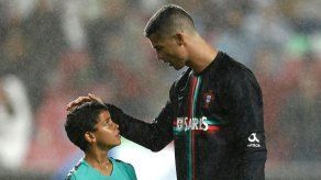 Cristiano Ronaldo y su hijo con los colores de Portugal