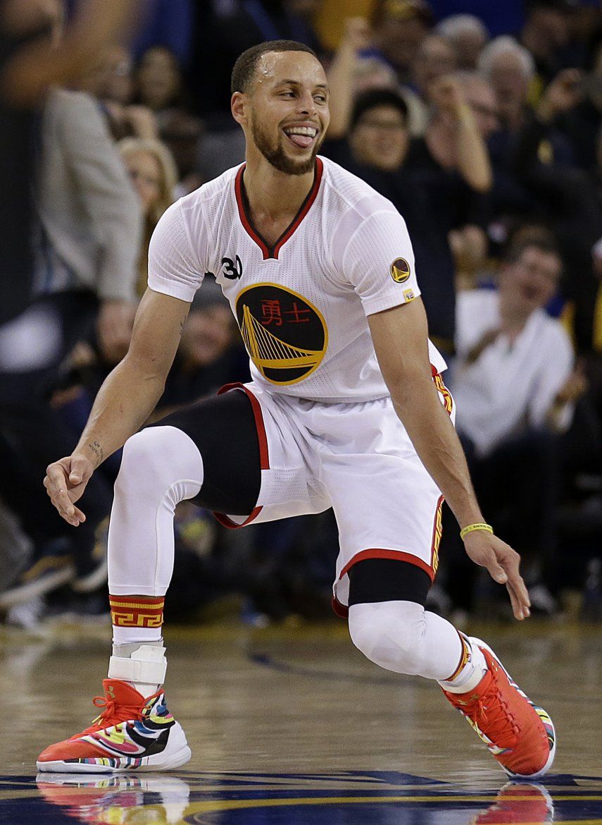 Curry se desata en paliza de Warriors ante Clippers