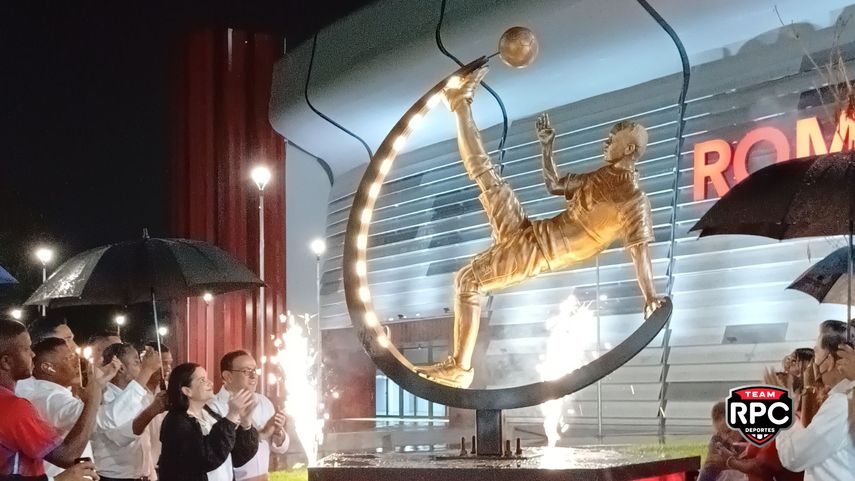 Estatua de Luis Matador Tejada ubicada en el estadio Rommel Fernández Gutiérrez Estatua de Luis Matador Tejada ubicada en el estadio Rommel Fernández Gutiérrez