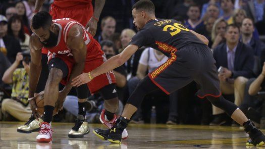Curry lidera a Warriors ante Rockets en 42do triunfo en casa