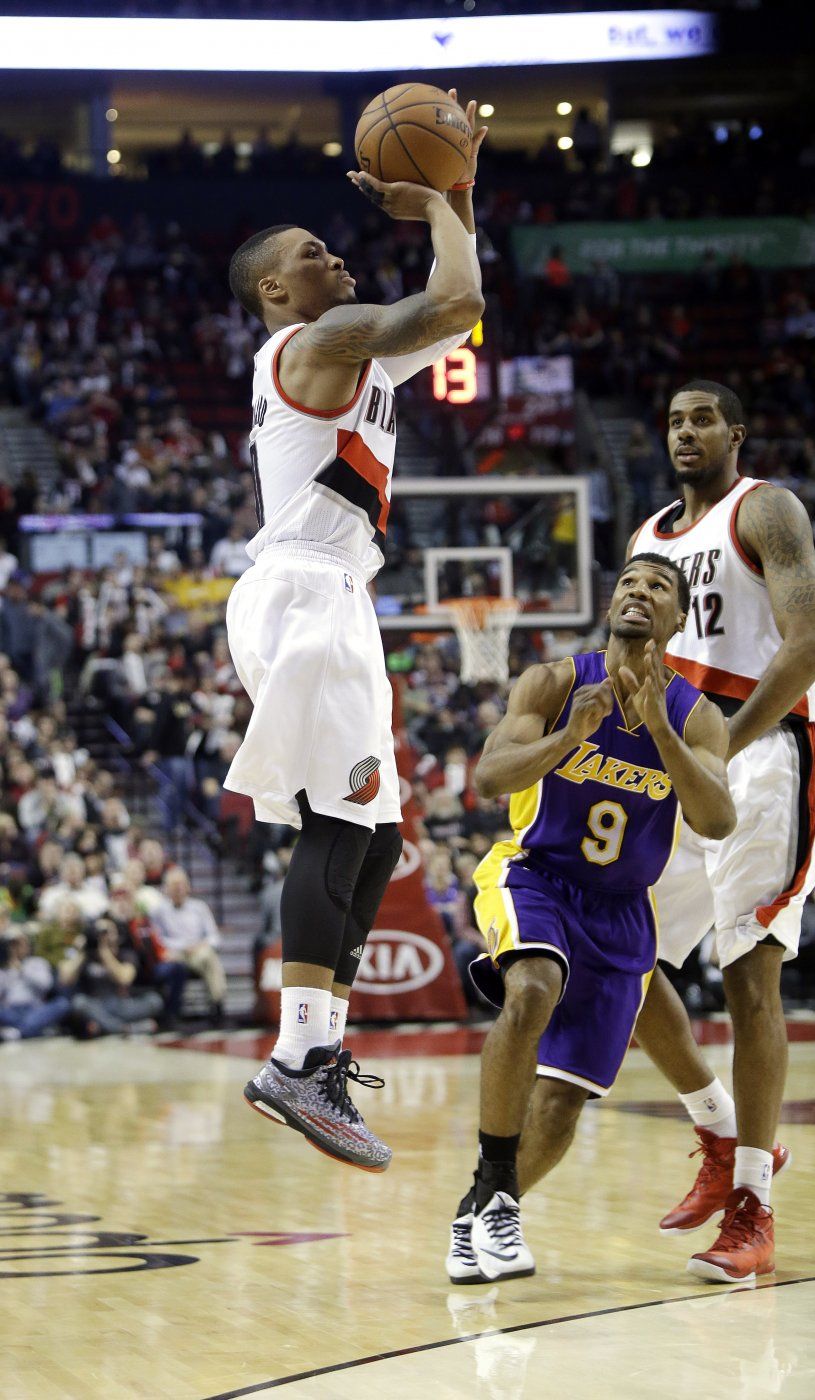 Lillard marca 39 y Blazers remontan para ganar a Lakers