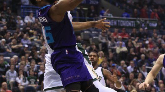 Walker anota 25 puntos y Hornets superan a Bucks
