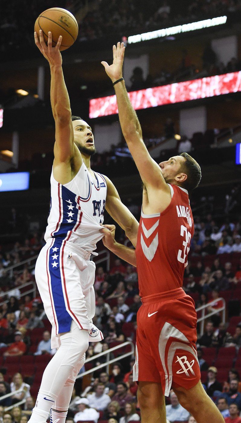 Simmons lidera victoria de 76ers en Houston