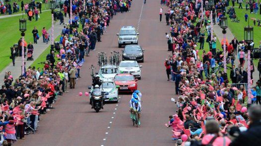 El equipo Orica gana la 1ª etapa del Giro de Italia y Tuft es el primer líder