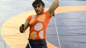 Las luchadoras mongolas e indias pelean contra la tradición