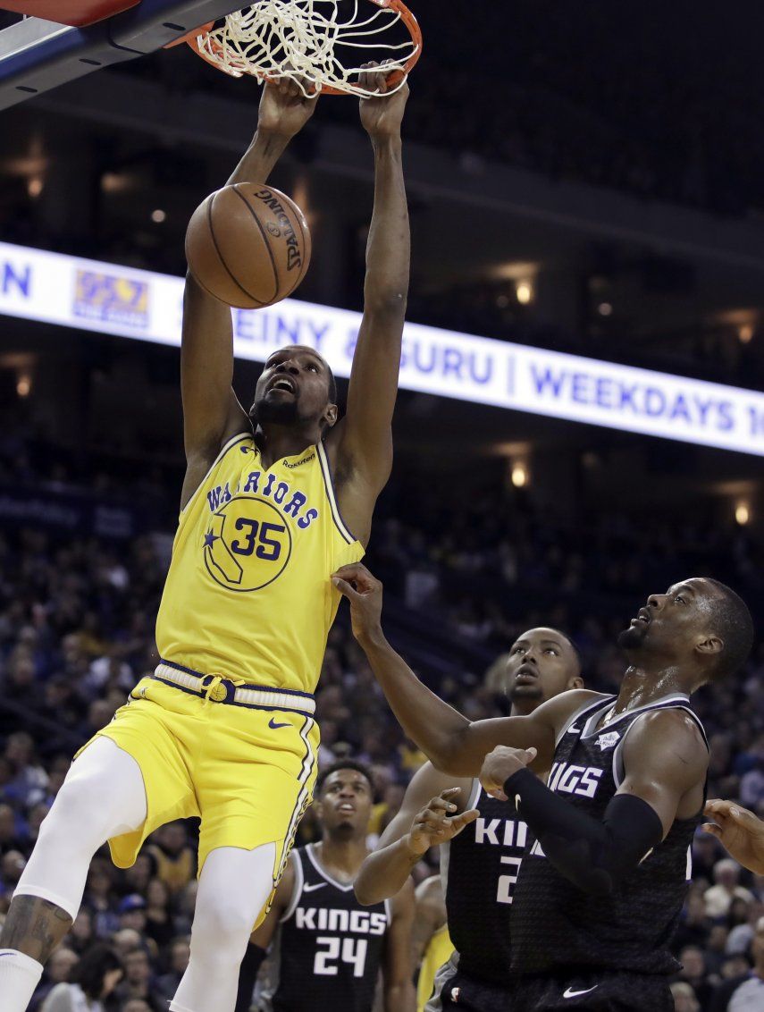 Curry anota 36 y los Warriors vencen a los Kings 125-123