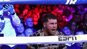 Canelo Álvarez felicitó a Óscar Valdéz en Arizona