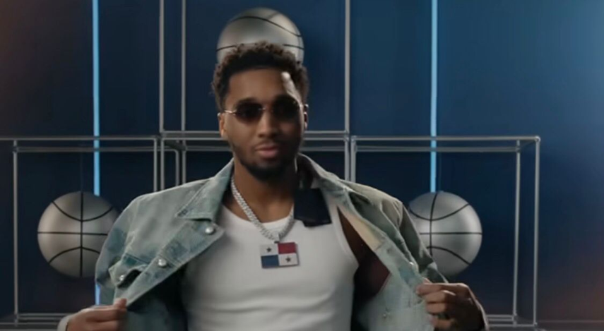 NBA: Donovan Mitchell vuelve a mostrar con orgullo la bandera panameña