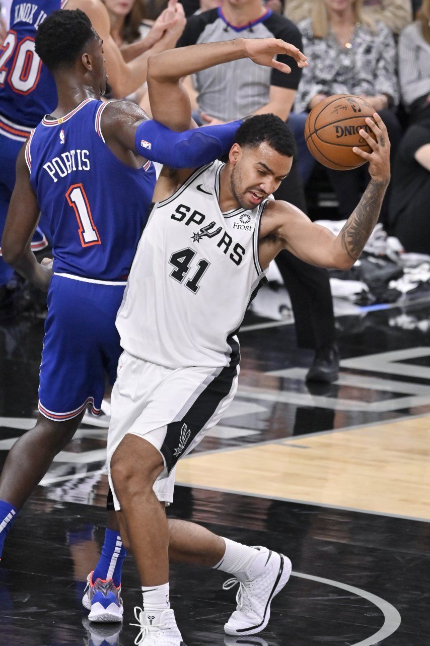 Spurs remontan y vencen a Knicks