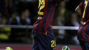 Alves reacciona a provocación comiendo un plátano