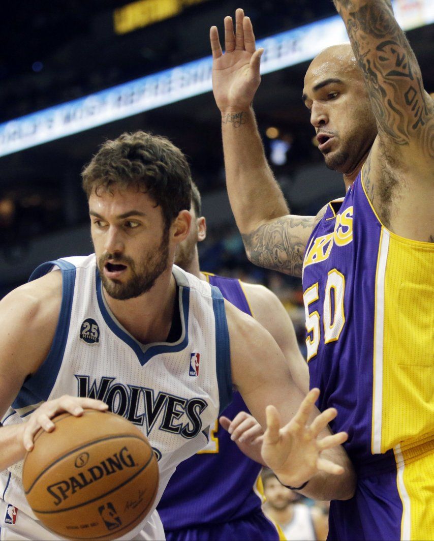 Wolves propinan a Lakers 7ma derrota seguida