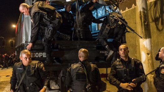 Policías y militares ocupan inmensa favela cerca del aeropuerto de Rio de Janeiro