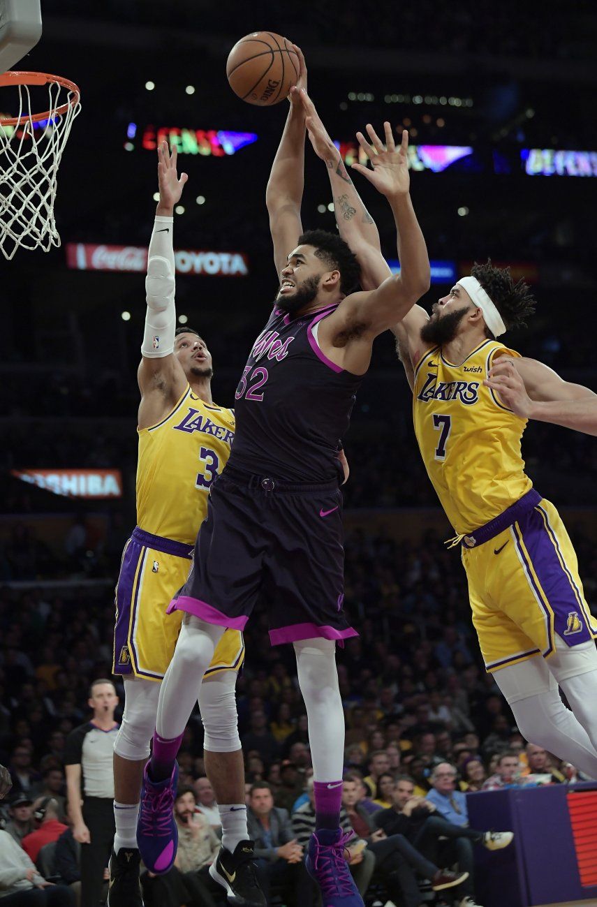 Towns domina y los Timberwolves vencen a los Lakers