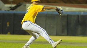 Béisbol Juvenil 2024: Emanuel Herera, lanzador de los azuerenses.Foto: @lamarea_amarilla6﻿