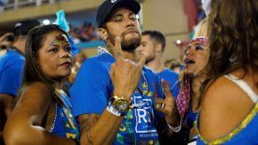 Neymar en el Sambódromo de Rio con popular cantante brasileña