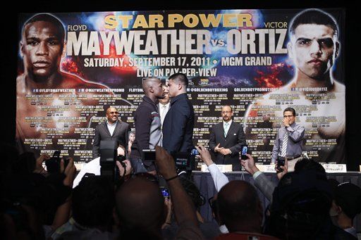 Mayweather promueve pelea con Ortiz hablando de Pacquiao