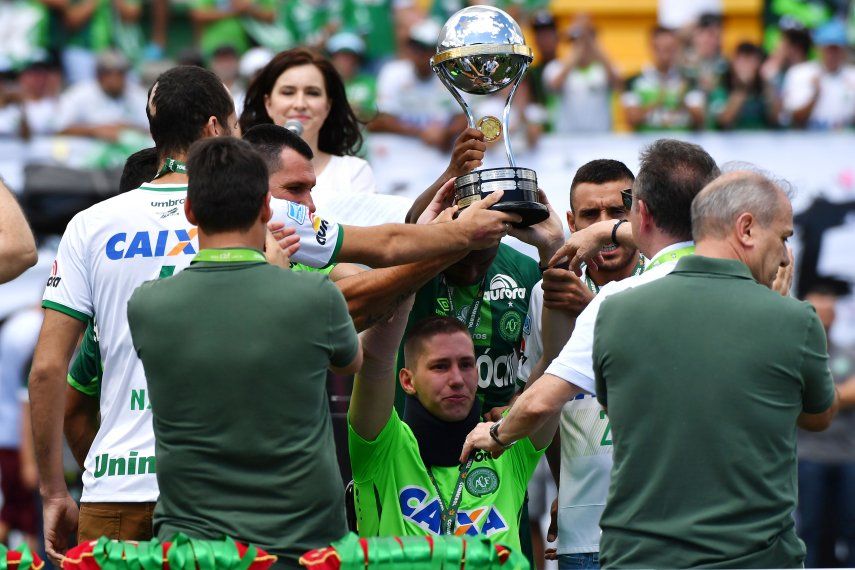 Sobrevivientes tragedia Chapecoense levantan Copa Sudamericana