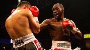 Terence Crawford retiene título de la OMB y sigue invicto
