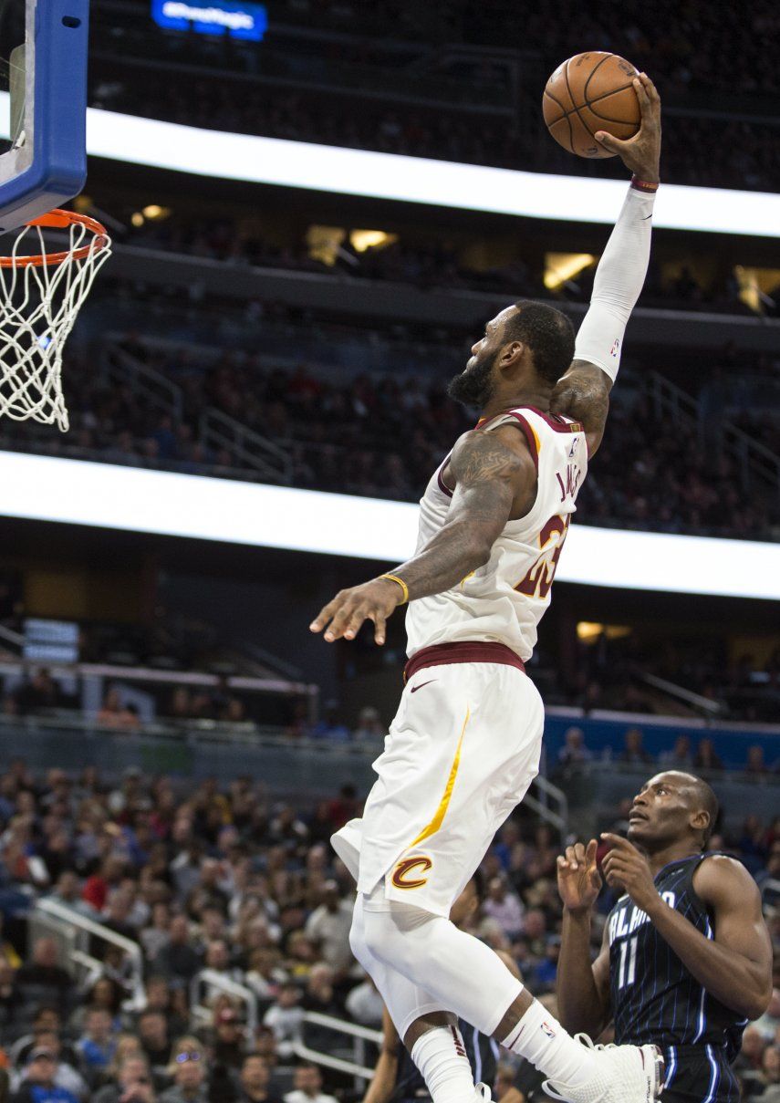 LeBron James Coquetea Con Triple-doble En Triunfo De Cavs