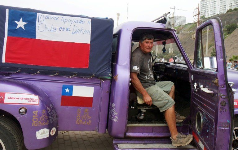 Un chileno cumple una década de pasión por el Dakar en una camioneta vintage