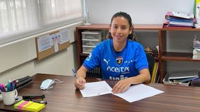 Schiandra González firmando contrato con el Plaza Amador&nbsp;
